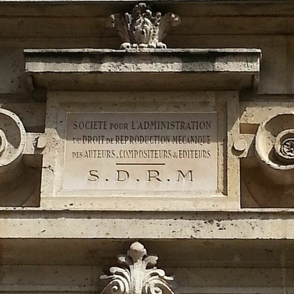 SDRM VISIOALAPROD Découvrez avec Visioalaprod et son manager Lara les 3 faits essentiels sur la SDRM, la Société pour l'administration du droit de reproduction mécanique en France. Comprenez son rôle, son histoire et comment l'utiliser facilement.